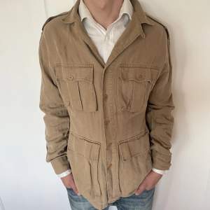 Riktigt trendig Ralph Lauren fieldjacka/overshirt utan defekter! Modellen är 185cm lång (passar S/M) Skriv vid frågor eller funderingar🤝