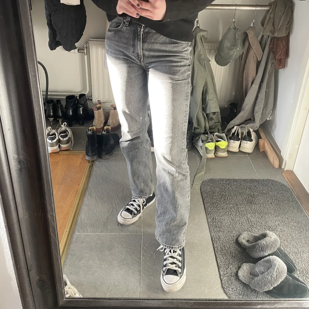 Snygga gråa jeans från arket. Modellen heter ”Flared cropped stretch”. Jeans & Byxor.