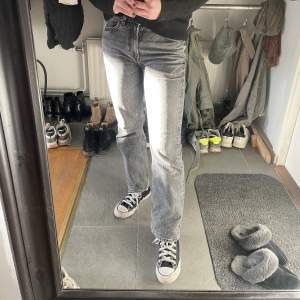 Snygga gråa jeans från arket. Modellen heter ”Flared cropped stretch”