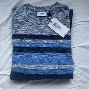 Wesc knitted sweater - En cool Wesc-knit helt ny. Helt oanvänd. Blå-vit mönster. Skönt material. 