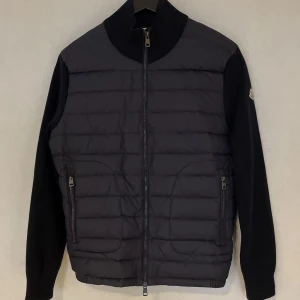 Moncler cardigan - Säljer moncler cardigan i storlek M sparsamt använd så skicket är väldigt bra. Nypris 9500kr mitt pris 4750kr kvitto och äkthets bevis finns. 