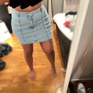 Kjol - Denna kjol är så himla snygg men alldeles för kort för mig:(