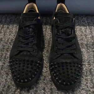 Christian Louboutin Skor - Säljer mina Christian Louboutin skor eftersom dem inte kommer till användning. Skorna är äkta, jag har däremot inget kvitto så därav de låga priset. Skorna är i bra skick med alla nitar på plats.  Pris går att diskutera! Nypris: 8 000 - 9 000 kr