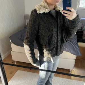 Jacka - En så fin jacka i ull liknande material med leopardmönster och pälskrage🔥🐆Väldigt fint skick och perfekt till höst, vinter eller vår❤️ 