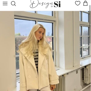 Vit Kappa - Säljer denna super snygga kappan från design by si jag har aldrig använt den förutom när ja fick den och skulle prova,ja säljer pg av att den inte passar mig och ja kunde inte skicka tillbaks.den är i färgen off white 🫶🏻🫶🏻