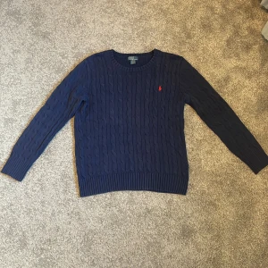 Ralph Lauren tröja - Riktigt fin och trendig cable knitted tröja från Ralph Lauren i prima skick. Tröjan är i färgen navy-blue. Skriv privat för fler bilder. Priset kan diskuteras 