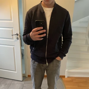 J.Lindeberg Ziptröja - Skön mörkblå ziptröja från J.Lindeberg. Använd få antal gånger så i väldigt bra skick. Säljer pga att den tyvärr är lite för stor.
