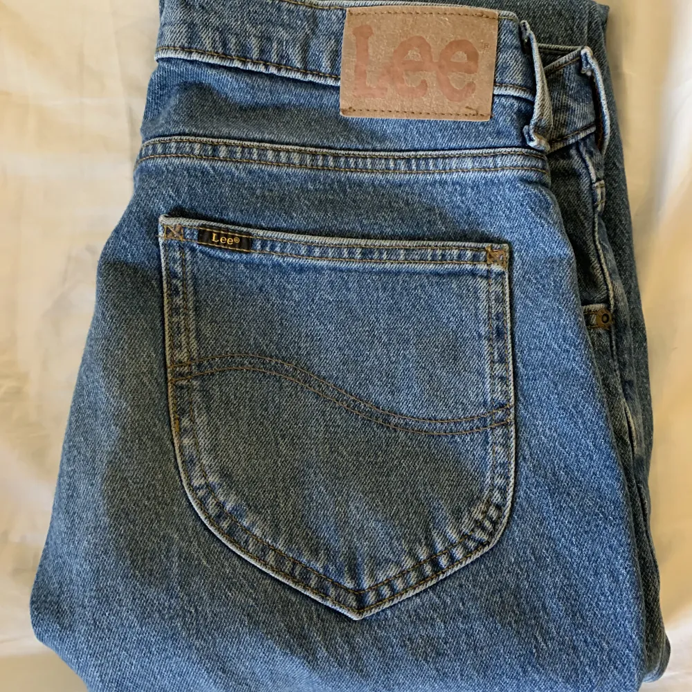 Säljer Lee jeans, skick 8/10 är det något ni undrar så tveka inte att fråga⭐️ . Jeans & Byxor.