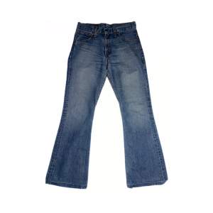 Size: 29/30. Blå. Condition: vintage. Alla jeans är uppmätta av oss! Har ni frågor eller funderingar är det bara slide DM, tveka inte!