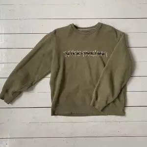 En väldigt fräsch khaki-färgad sweater från det italienska märket Sergio Tacchini i strl US 34, passar XS för mig som e 172 lång, bär oftas XS/S. Väldigt fint skick, knappt använd. 