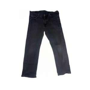 Levi’s 569 - Size: 33/30. Svart. Condition: vintage. Alla jeans är uppmätta av oss! Har ni frågor eller funderingar är det bara slide DM, tveka inte!
