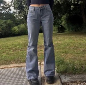 Lågmidjade jeans - Supersnygga lågmidjade jeans, tyvärr för små för mig, skulle säga att de passar en mindre 34. 2 första bilderna är lånade. De är köpte på Brandy Melville. Använt några gånger pga för små