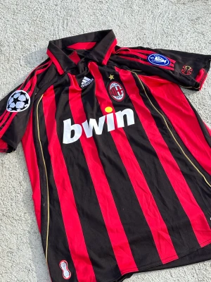 Milan tröja - Säljer Milan med maldini på ryggen 