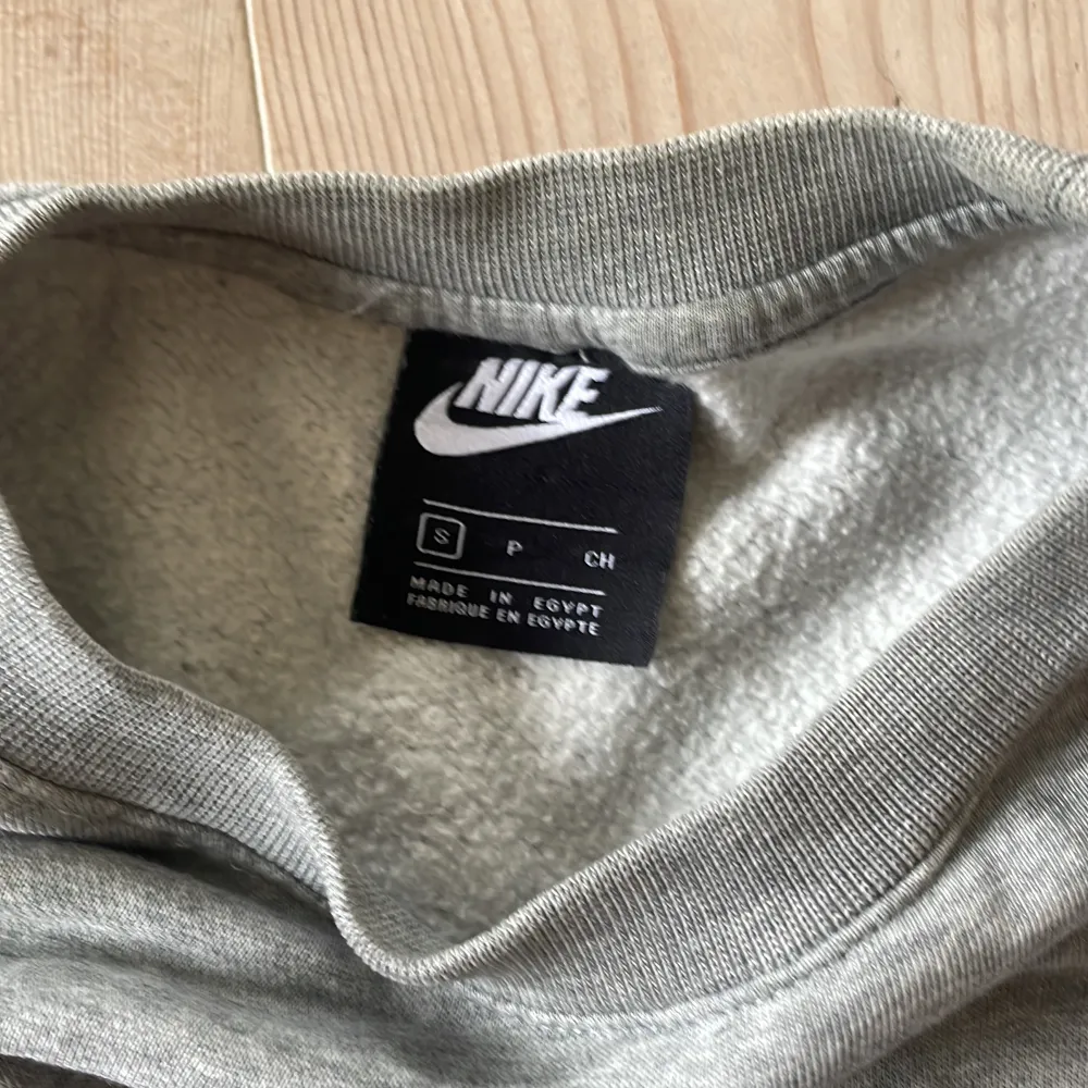 Nike Swoosh tröja i storlek S. Skick 9/10. Säljer då den är för liten. Nypris 800kr. Passar perfekt för S. Tröjor & Koftor.