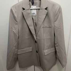 Kavaj - Säljer denna kavaj från H&M i storlek S. Aldrig använt. Lappar kvar. Ordinarie pris 399. Säljer för 200