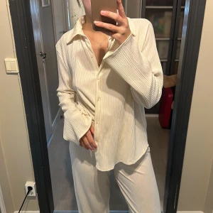 Mjukis set - Set från Gina, byxor i storlek S och tröja i storlek M