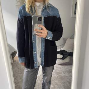 Supersnygg jacka från sandro i både jeans och ett mjukare material. Jeans- färgen är relativt mörk och själva jackan är svart. Knapparna är silver. Inköpt för ungefär 2900kr. Jackan är nästan helt oanvänd och i nyskick. Tar endast emot köp nu.