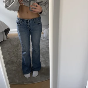 Lågmidjade jeans - Vintage lågmidjade jeans. Innerbenslängd: 75cm, midjemått: 80 cm. Jag är 168cm och de sitter perfekt i längden på mig. Inga skavanker. Svarar inte på så mycket frågor så ge prisförlsag eller tryck på köp nu.👍❤️