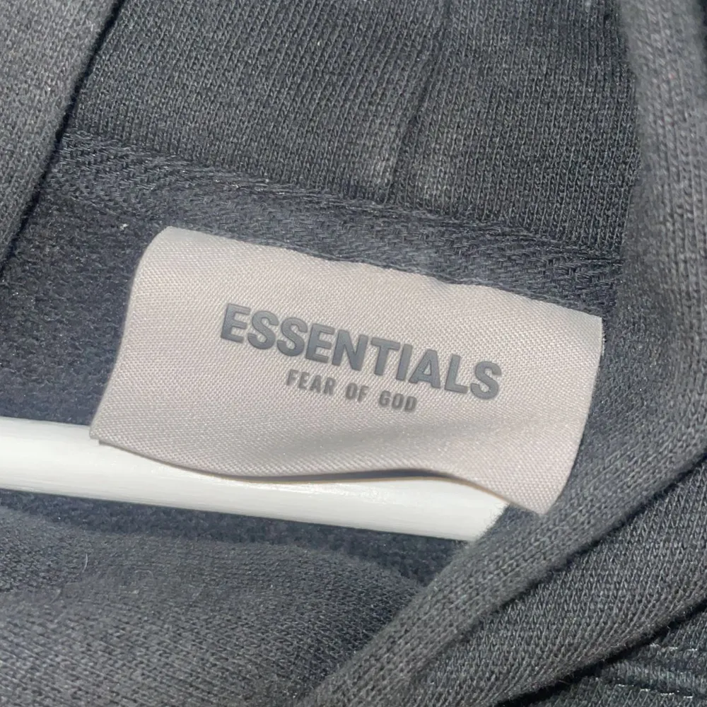 Fog essentials hoodie Cond 8/10 Allt og finns samt kvitto från haiendo  Size S fits M . Hoodies.