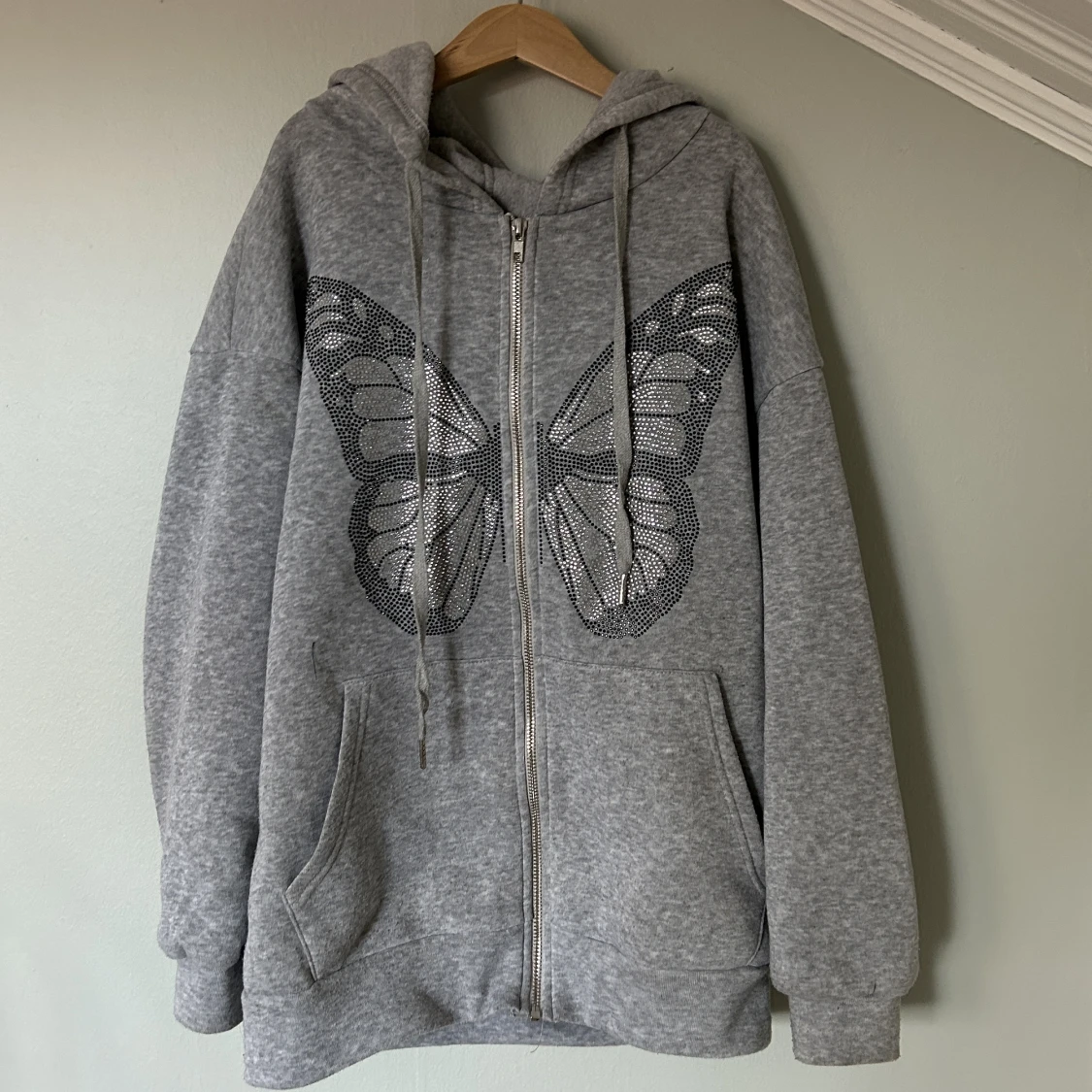 Grå zip-up hoodie med fjäril - 90