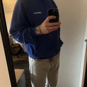 Arigato Hoodie - Modellen är 181cm, storlek M. Använd fåtal gånger därav Cond 9/10. Nypris 1800kr. Säljs inte längre, bara på Andrahandsmarknaden.