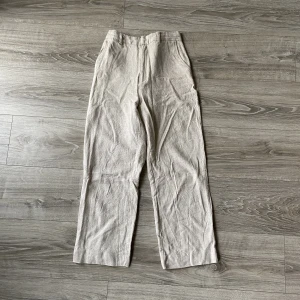 Beiga linnebyxor - Tidigare köpt på Sellpy. 