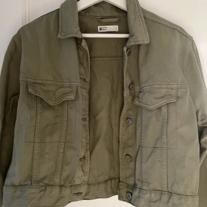 Jeansjacka grön  - Militärgrön jeansjacka från Gina Tricot!🤍