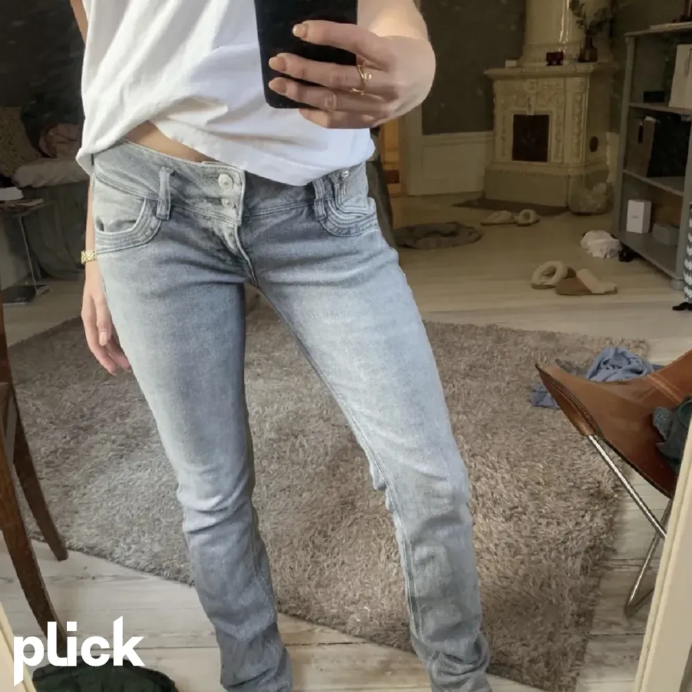 Jättefina grå ltb jeans i modell jonquil. Köpta för ungefär 1 år sedan men de  är fortfarande i fint skick! Nypris 750kr💕Skriv privat om ni vill ha fler bilder(första bilden är lånad)💕. Jeans & Byxor.