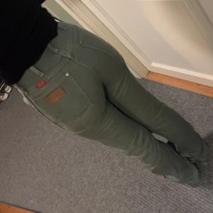 Jeans  - Knappt använda snygga Wranglerjeans. Man får bra rumpa i! Jag är 1.70 för kontext. Säljer pga att jag har börjat växa ur dom på bredden. 