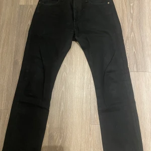 Levis 501 - Svarta Levis jeans i modellen 501. Sparsamt använda. Skick 9/10. Strl: 32/32