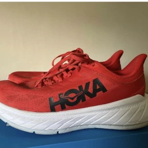 Hoka Carbon x2 41 1/3  26cm - Använda på promenader och inomhus på jobbet i några månader. Jättefint skick. Skönaste skon jag ägt. Säljer pga att färgen inte riktigt passar till jobbet.  Är öppen för byte till annan färg men även försäljning.   Innermått 26CM 