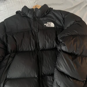 The Nort face  - Hej säljer min jacka som jag köpte förra vintern använd Max 20 gånger så inprecip ny den är i storlek Xl men passar som L med, den har inga skador eller nåt liknade hör av er vid mer frågor 