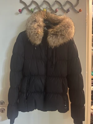 Vinterjacka  - Köpt för 4000kr, pris kan diskuteras, inte använd ofta. 