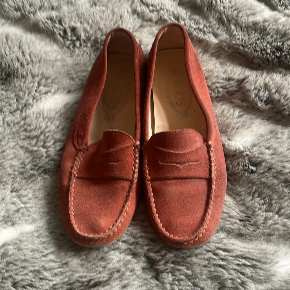 Rödbruna loafers från Tods. Väl använda. Skor.