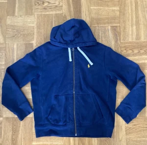 Ralph Lauren zip - Snygg passform och jättebra skick. Nypris: 1800kr. L men passar även M. Frágor i DM, pris kan diskuteras.