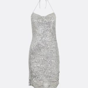 Paljettklänning från bikbok  - Säljer min paljettklänning från BikBok, endast använd på nyår! ✨