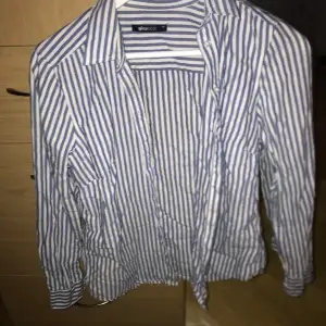Fin blårandig skjorta från Gina Tricot, köpte begagnat och har aldrig använt själv, väldigt fint skick. 
