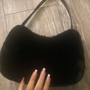 Väska  - Säljer denna skit söta o fluffiga väska eftersom jag aldrig fått användning av den! 🥰