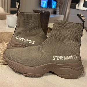 Steve Madden skor  - Steve madden skor, supersköna. Använda några gånger. Strl 38. Beige/bruna/gröna 