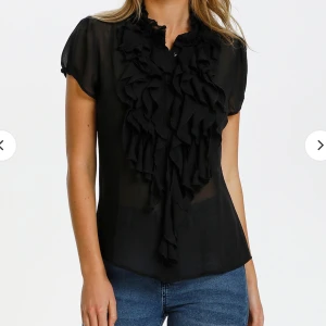 Saint Tropez blus  - Säljer min Saint Tropez blus som endast är använd en gång köptes för 500kr säljer för 250kr skriv för fler bilder 