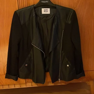 Så fin jacka - Jacka med med superfina detaljer. Tyg och fuskskinn. Strl L, men har även funkat för mig som är s/m. 