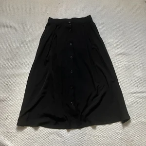 Midikjol - Midikjol med knappar och fickor från Monki i storlek M. Använd, fint skick 🌸 pris kan diskuteras😊