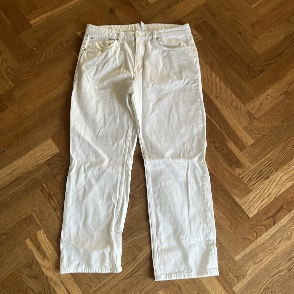 Säljer dessa vita baggy jeans från Weekday helt oanvända. Storlek finns på bilden. Pris kan diskuteras . Jeans & Byxor.