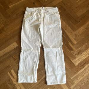 Säljer dessa vita baggy jeans från Weekday helt oanvända. Storlek finns på bilden. Pris kan diskuteras 