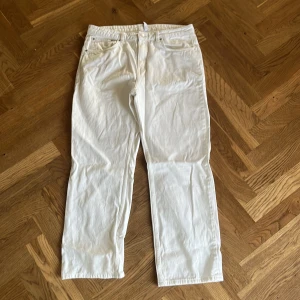 vita baggy jeans - Säljer dessa vita baggy jeans från Weekday helt oanvända. Storlek finns på bilden. Pris kan diskuteras 