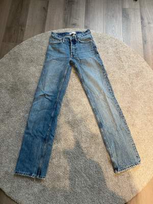 Mid waist jeans ljusblå från zara Storlek 32 Säljer för att de inte används