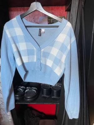 Kofta - Säljer då jag inte får någon användning för den💙 Använt den 1 gång💙 Inga defekter vad jag ser💙