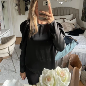 Satintopp - Satintopp med puffiga ärmar ❤️