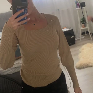 Topp  - Säljer denna höst toppen som inte kommer till användning 💗den är i storlek S men passar dig som är xs också 