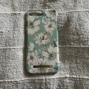 Ideal of Sweden Mobilskal - Blommigt mobil skal med färgen ljusgrön och ljusrosa. Har inte använts mycket! (Pris kan diskuteras) 🌸💕